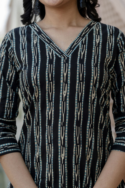 Women Black Ikat Printed Straight V-Neck Kurta | LASVINI - Redefining Indian Fashion with Elegance