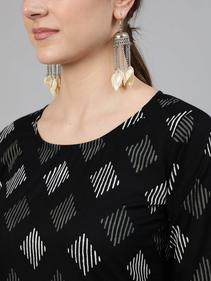 Women Black Geometric Printed Straight Kurta With Three Quarter Sleeves | LASVINI - Redefining Indian Fashion with Elegance