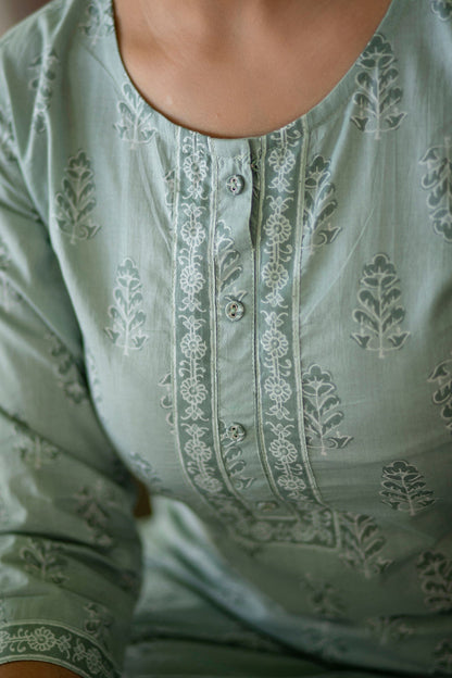 Women Green Ethnic Printed Straight Kurta With Three Quarter Sleeves | LASVINI - Redefining Indian Fashion with Elegance